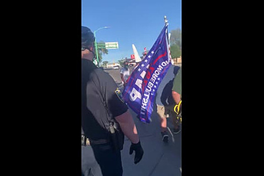 Люди в капюшонах Ку-клукс-клана с флагами Трампа прервали акцию против расизма