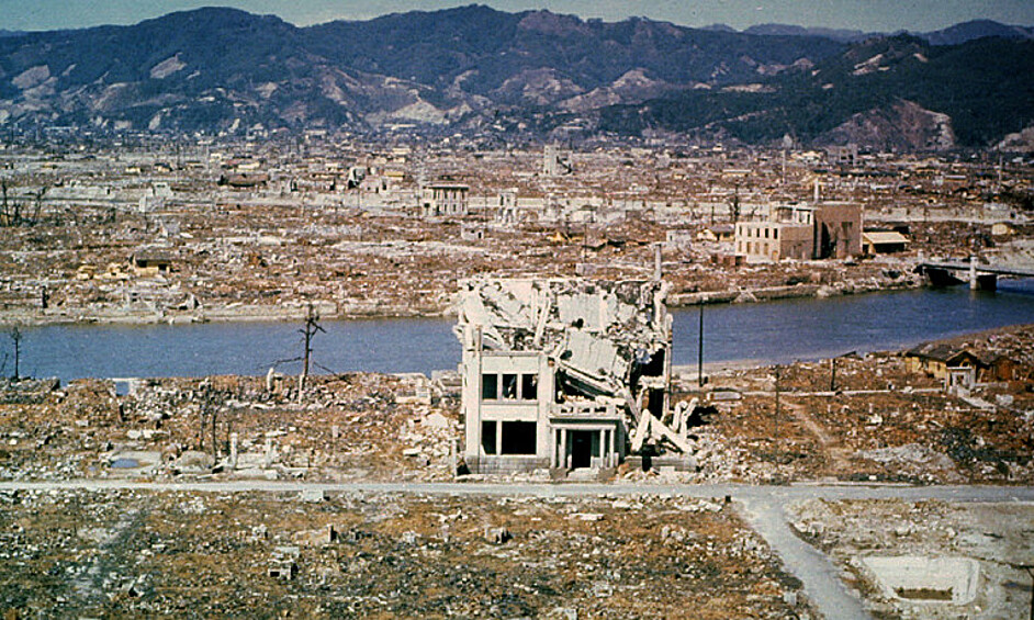  75 лет назад, около 8 часов утра по местному времени бомбардировщик В-29 произвёл сброс атомной бомбы на центр Хиросимы. От первого в истории атомного взрыва за один день погибли около 100 тысяч человек. 