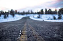 Асфальт на костромских дорогах исчезает из-за неубранного снега