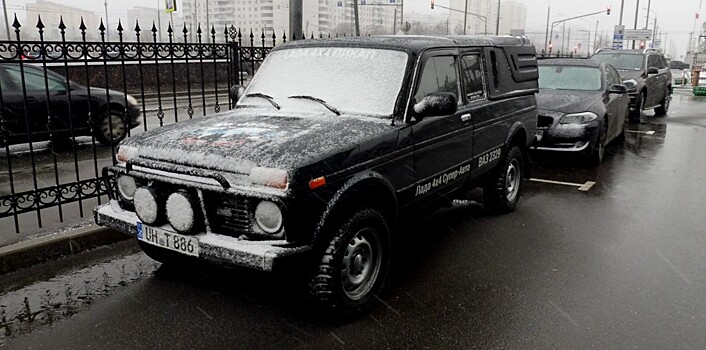 Автолюбители из Германии проехали на «Ниве» до Тольятти по случаю юбилея модели