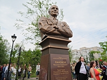В Волгограде установили бюст актеру театра и кино Василию Лановому