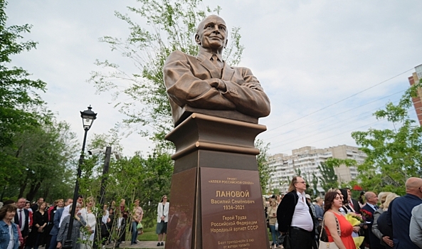 В Волгограде установили бюст актеру театра и кино Василию Лановому