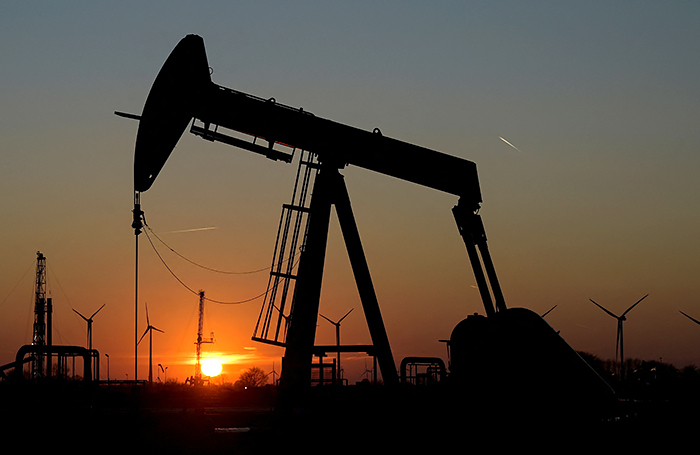 Минфин: российская нефть Urals упала ниже 50 долларов за баррель