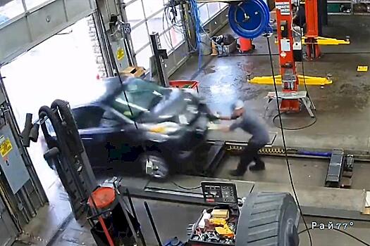 Автослесарь оказался на пути у легковушки слишком торопливого клиента