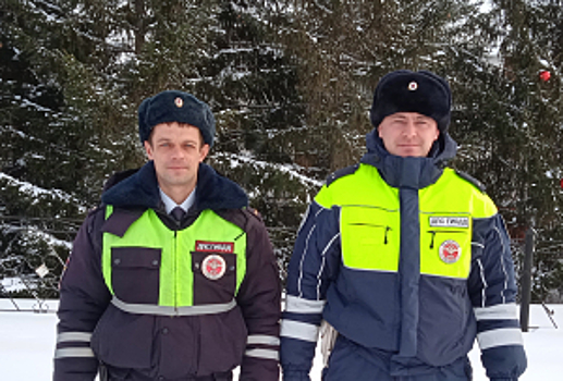 Сотрудники полиции в Оренбургской области оказали помощь замерзающему водителю