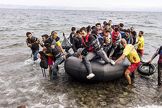 ЕС начал военную операцию против перевозчиков мигрантов