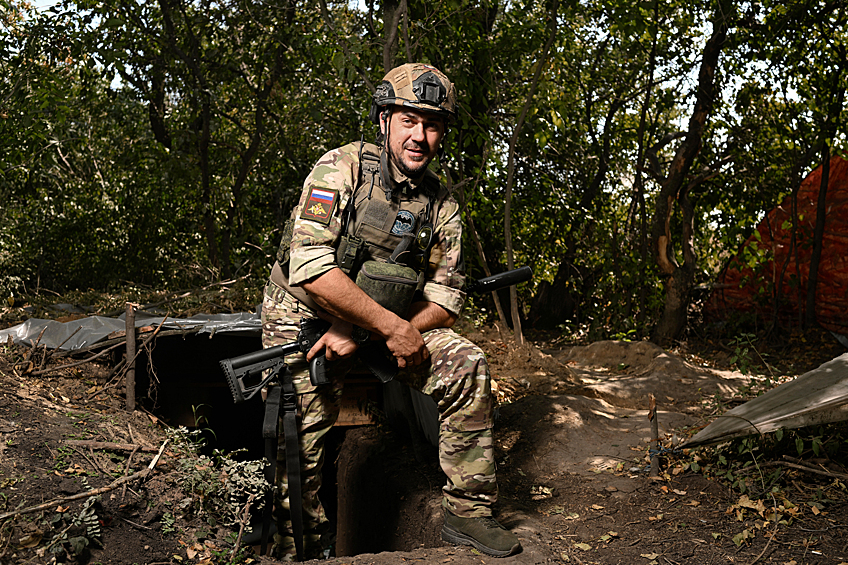 Алексей Мишарин (позывной "Домовой"), доброволец, разведчик. Защищает Донбасс с 2014 года. После ранения выполняет задачи по морально-волевой подготовке бойцов-разведчиков.  