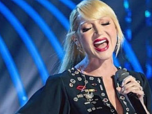 Кристина Орбакайте выступила в образе своей матери на концерте в Сочи