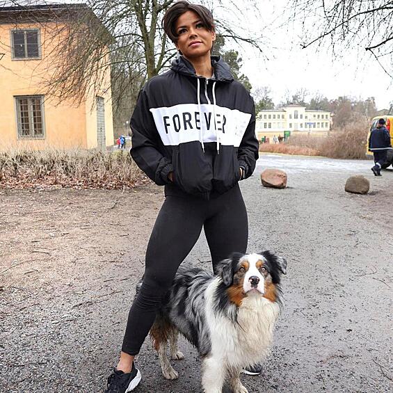 Софи любит собак и работает персональным тренером в Стокгольме. 