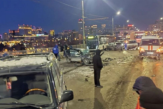 Подробности ДТП на мосту в Новосибирске: перекрыто пять полос, двое пострадавших