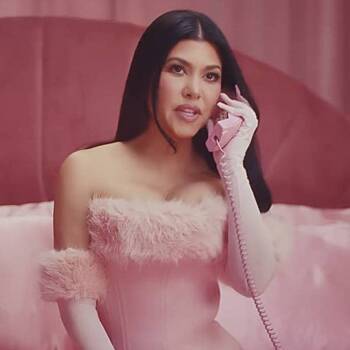Кортни Кардашьян показала фото с секс-игрушкой