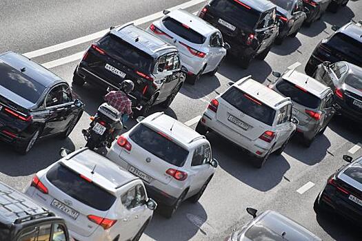 В России хотят вновь сделать обязательным размещение флага на транспортных номерных знаках