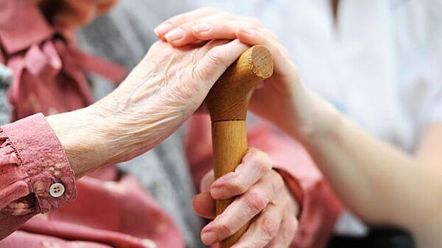 Пожилых людей предостерегли от ухода за внуками из-за страшной болезни