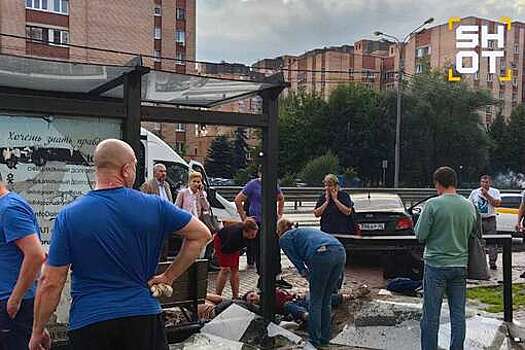 SHOT: в Подмосковье автомобиль снес остановку с людьми, есть пострадавшие