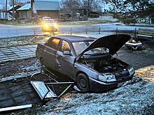 Неизвестный водитель на скорости врезался в военный памятник в Тюменской области