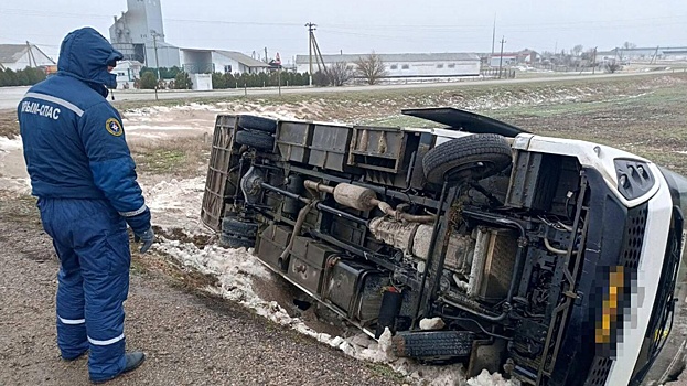 В Крыму два пассажира пострадали при опрокидывании автобуса