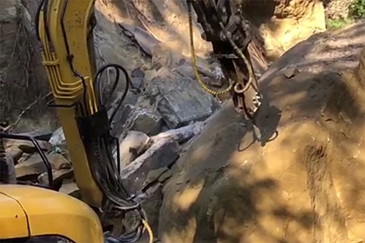 Тяжелая техника начала работать на месте обрушения в санатории в Кисловодске