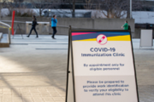 Тысячи канадских врачей отстранены от работы