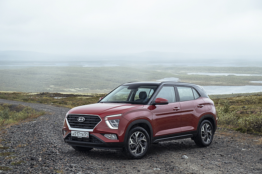 3 место: Hyundai Creta. Сборку Hyundai Creta в Санкт-Петербурге остановили весной 2022 года, и шансов на то, что выпуск некогда самого продаваемого кроссовера в стране в обозримом будущем возобновится, практически нет. Согласно статистике «Автостата», за прошлый год россияне приобрели 18 886 Крет, что на 70,7 процента меньше, чем в 2021-м. По официальным данным АЕБ, в стране реализовали 16 577 таких машин