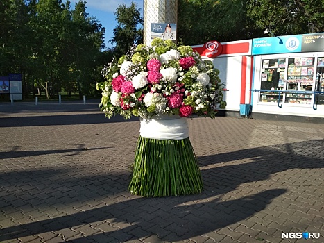 На площади Ленина поставили огромный букет, поющий голосом Ольги Бузовой