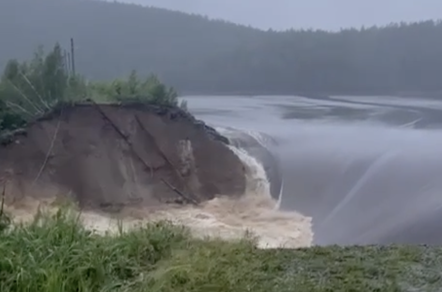 СМИ: в Челябинске прорвало дамбу на Киалимском водохранилище