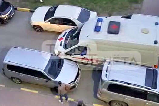 На Сахалине на видео попало, как скорая не могла проехать к дому пациента