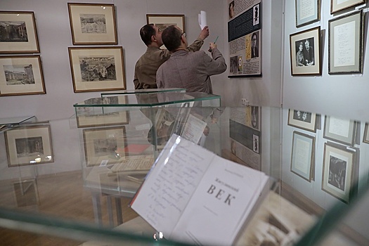 Писатель Глеб Бобров в "Тени цикады" рассказал о человеке между войной и миром