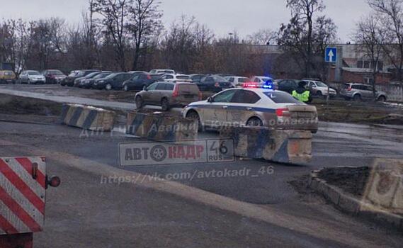 Курские водители объезжали бетонные блоки на ул.Энгельса по газону