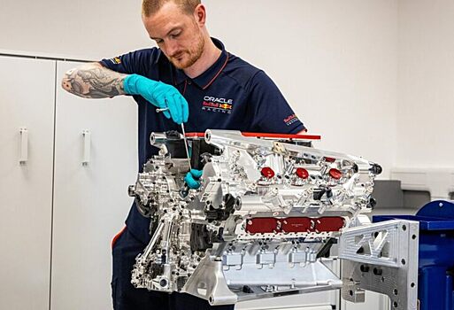 Кристиан Хорнер: В разработке двигателей мы отстаём от Ferrari на 70 лет
