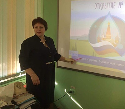 18 часов в неделю = 2 МРОТ. Зарплаты учителей по России хотят привести в единую систему