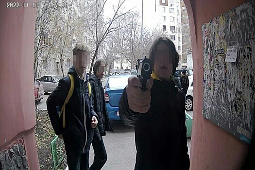 Российские подростки выстрелили из пистолета в домофон