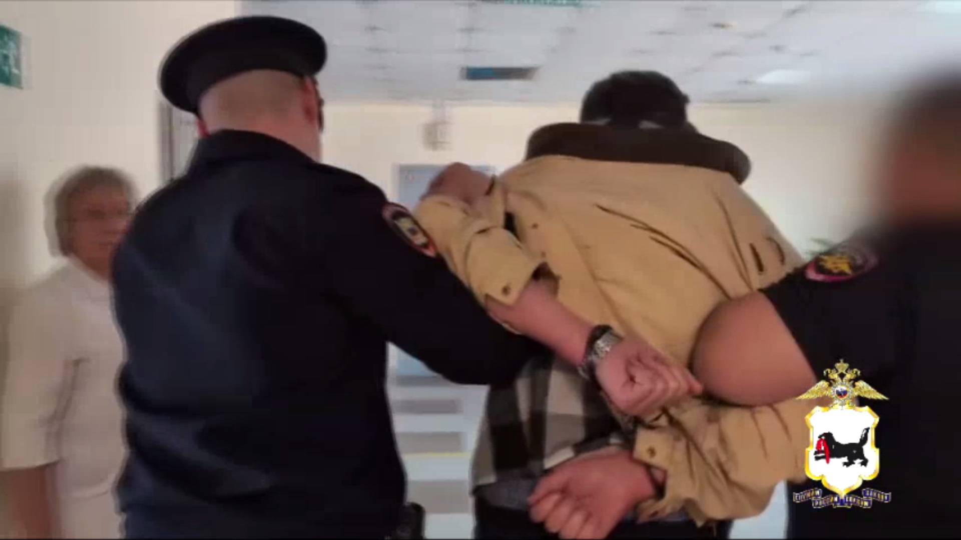В Иркутске полицейские задержали мужчину, напавшего сегодня утром на двух работниц медучреждения