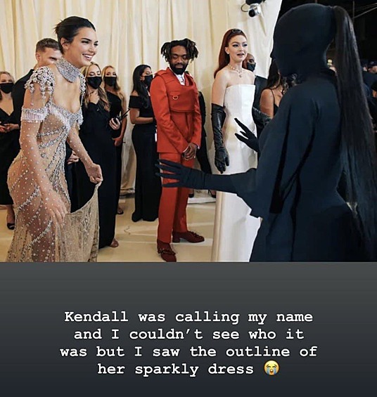 Сама Ким рассказала, что когда встретила на мероприятии свою сестру Кендалл Дженнер, не сразу узнала ее. "Кендалл звала меня по имени, но я не могла понять, кто это, но потом я увидела, как сияет ее платье", — написала Ким в своем Instagram.