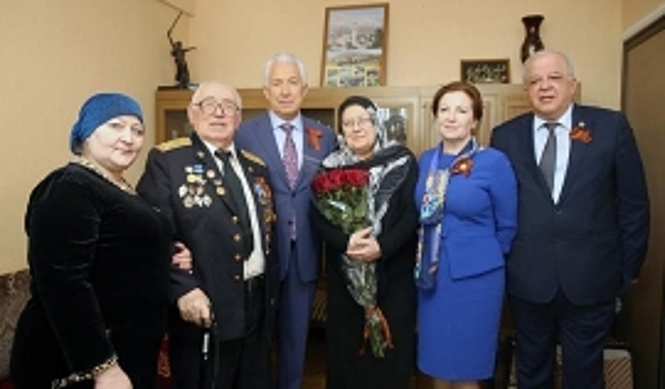 Владимир Васильев поздравил на дому ветеранов с Днем Победы