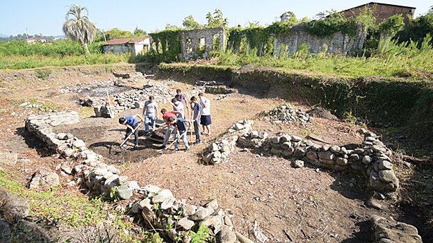Сухумскую крепость расчистили, раскопали: студенты ищут артефакты
