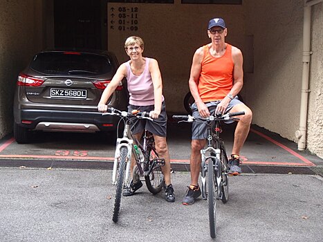 Пара предпочла дому престарелых «кругосветку» на велосипедах