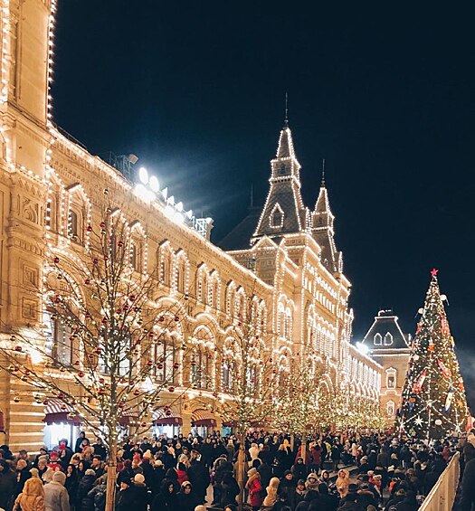 В Москве хоть снега и не было, зато она сияла, как никогда. А количество народа зашкаливало все новогодние праздники!