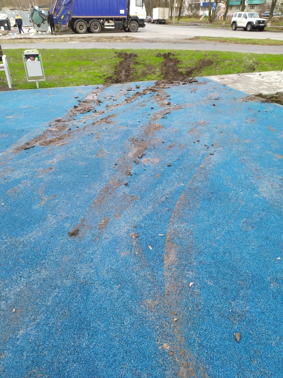 В Курске на новой площадке на улице Серегина появились следы автомобильных шин