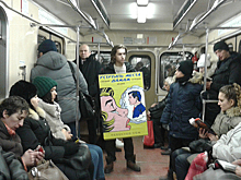 Художник ходит по вагонам метро с плакатами, призывающими уступать места