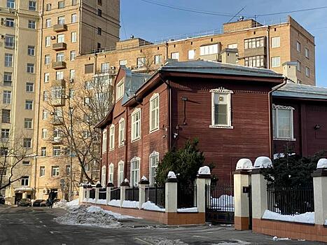 Деревянный дом в центре Москвы удивил россиян