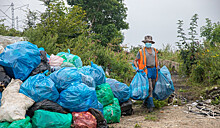 Дорожная служба Владивостока вывозит большое количество мусора со стихийных свалок