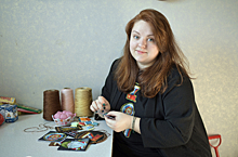 Сила вязаной буквы. Жительница Матвеевского вышивает шевроны для бойцов СВО