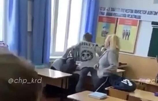 В соцсети попало видео драки кубанских школьниц