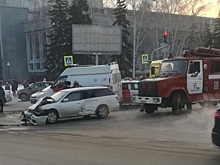 Такси, скорая и легковушки попали в массовое ДТП в центре Барнаула