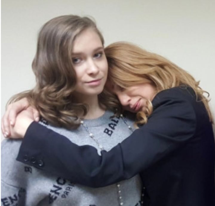 Саратовская певица Алена Апина обнародовала редкие фото с дочерью от суррогатной матери