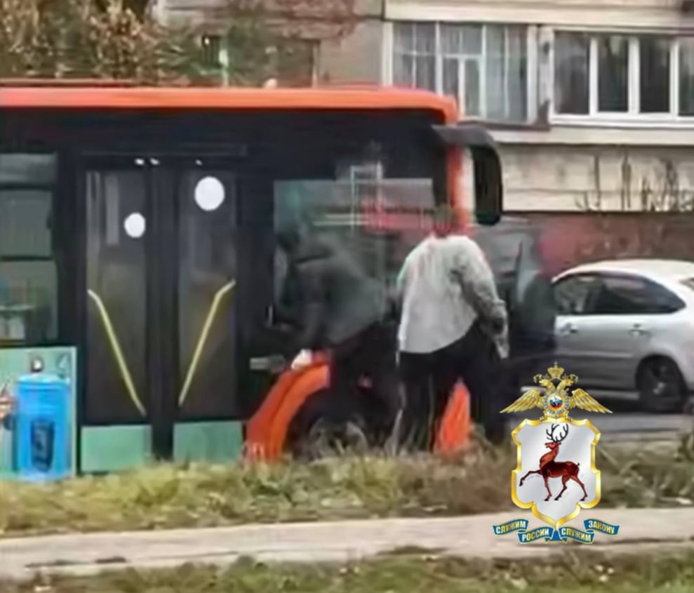 Разбившего окно автобуса мужчину задержали в Нижнем Новгороде