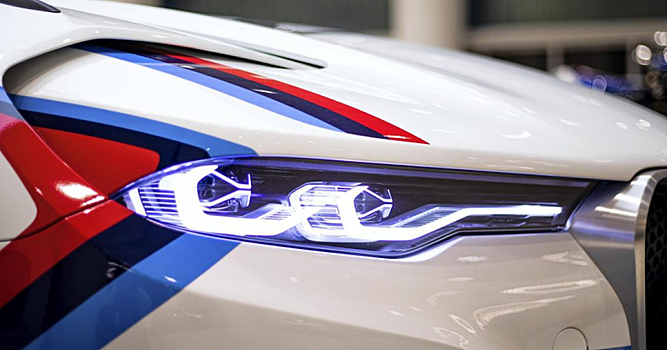 В Дубае выставлены три футуристических концепт-кара BMW