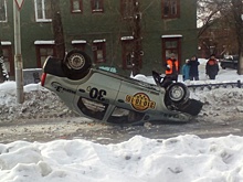 В Екатеринбурге такси "припарковалось" на крышу