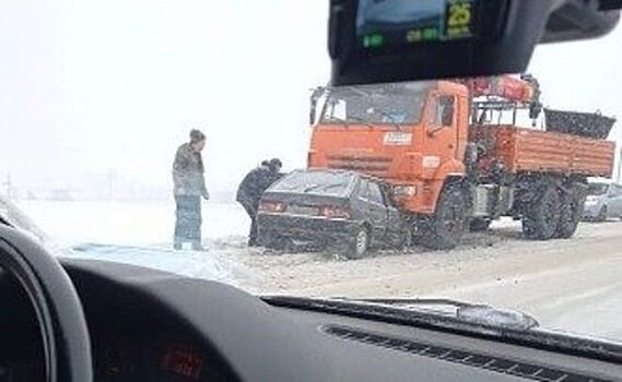 В Татарстане легковушка "залетела" под КАМАЗ