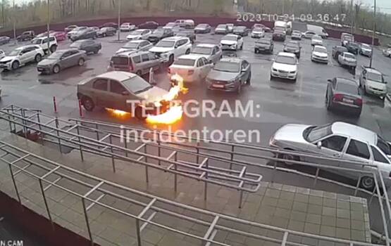 В Оренбурге на ул. Фронтовиков загорелся автомобиль такси Uber